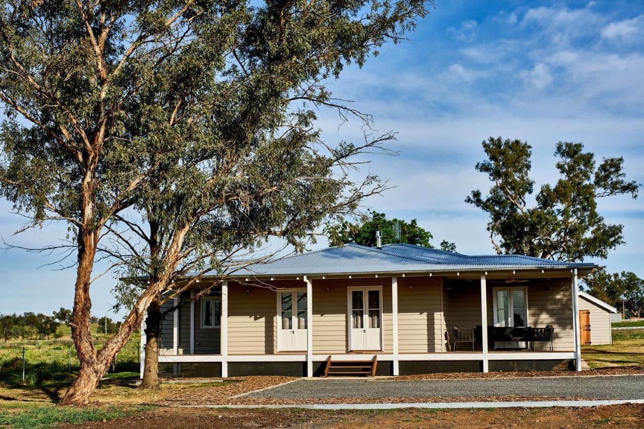 Goonoo Goonoo Station Hotel Tamworth Bagian luar foto The former station master's house at the station