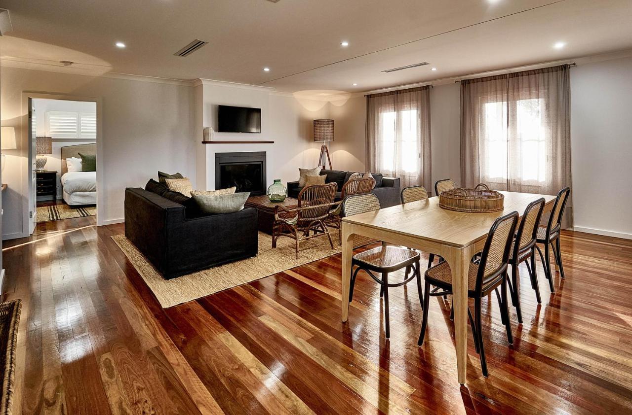 Goonoo Goonoo Station Hotel Tamworth Bagian luar foto A living room with a fireplace
