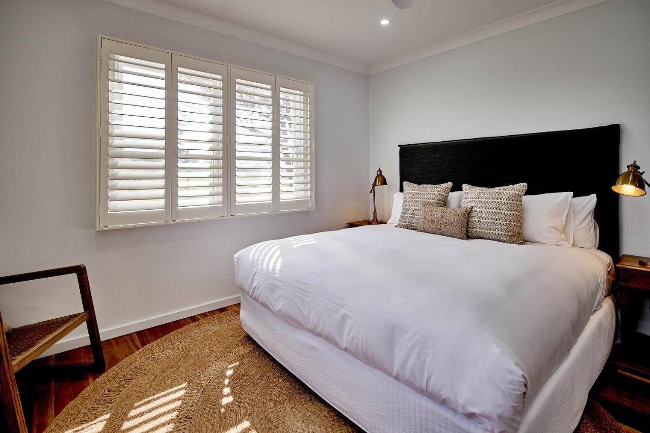 Goonoo Goonoo Station Hotel Tamworth Bagian luar foto A bedroom with plantation shutters