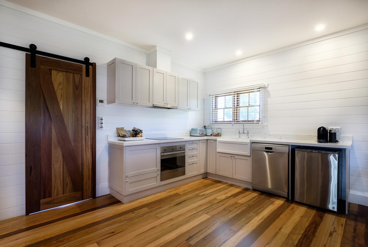 Goonoo Goonoo Station Hotel Tamworth Bagian luar foto A modern Australian kitchen