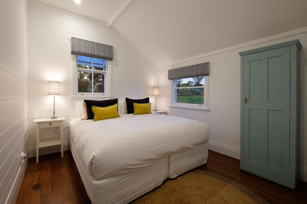 Goonoo Goonoo Station Hotel Tamworth Bagian luar foto A bedroom at the hotel