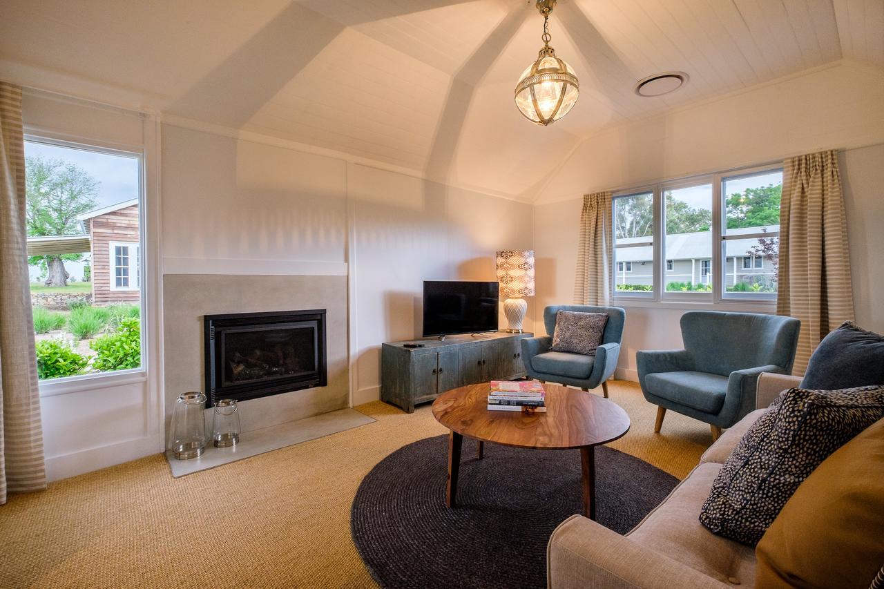 Goonoo Goonoo Station Hotel Tamworth Bagian luar foto The interior of a suite at the hotel