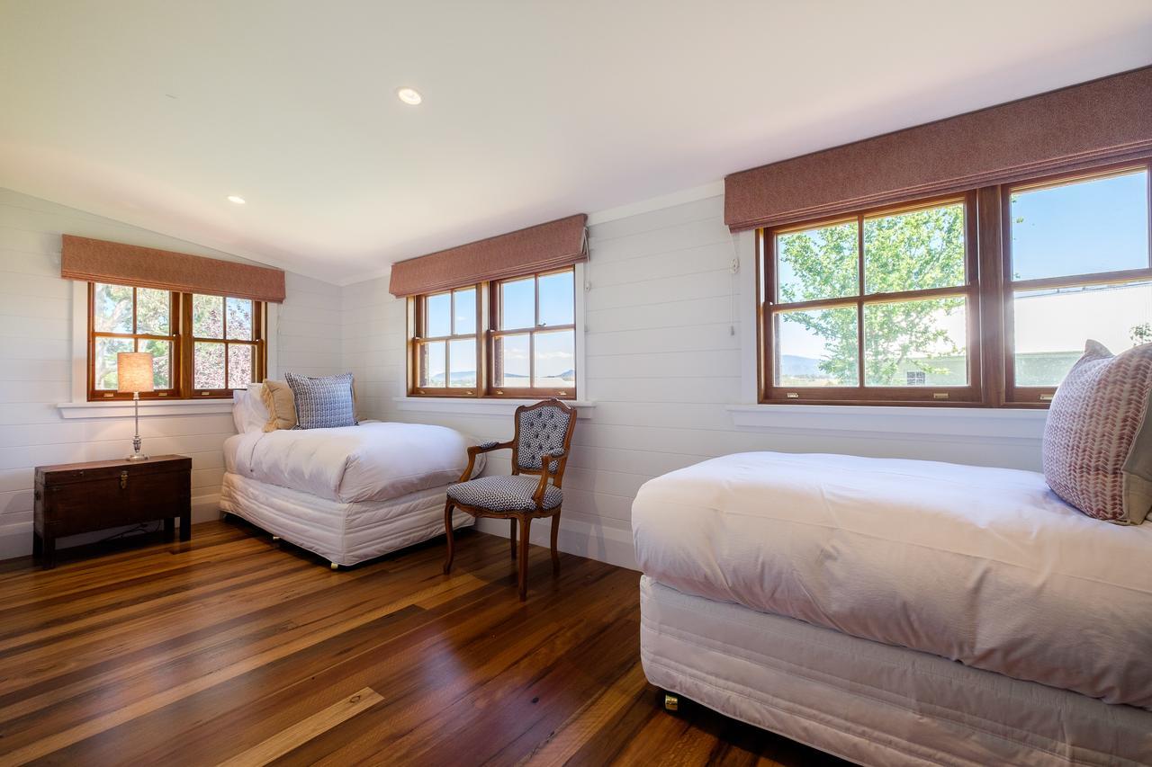 Goonoo Goonoo Station Hotel Tamworth Bagian luar foto A bedroom at the hotel