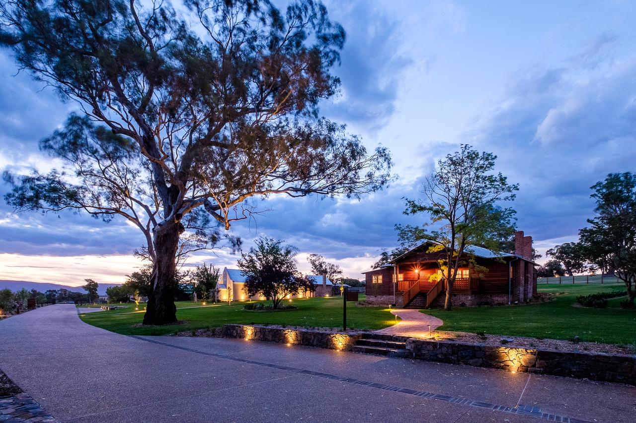 Goonoo Goonoo Station Hotel Tamworth Bagian luar foto The main building at the resort