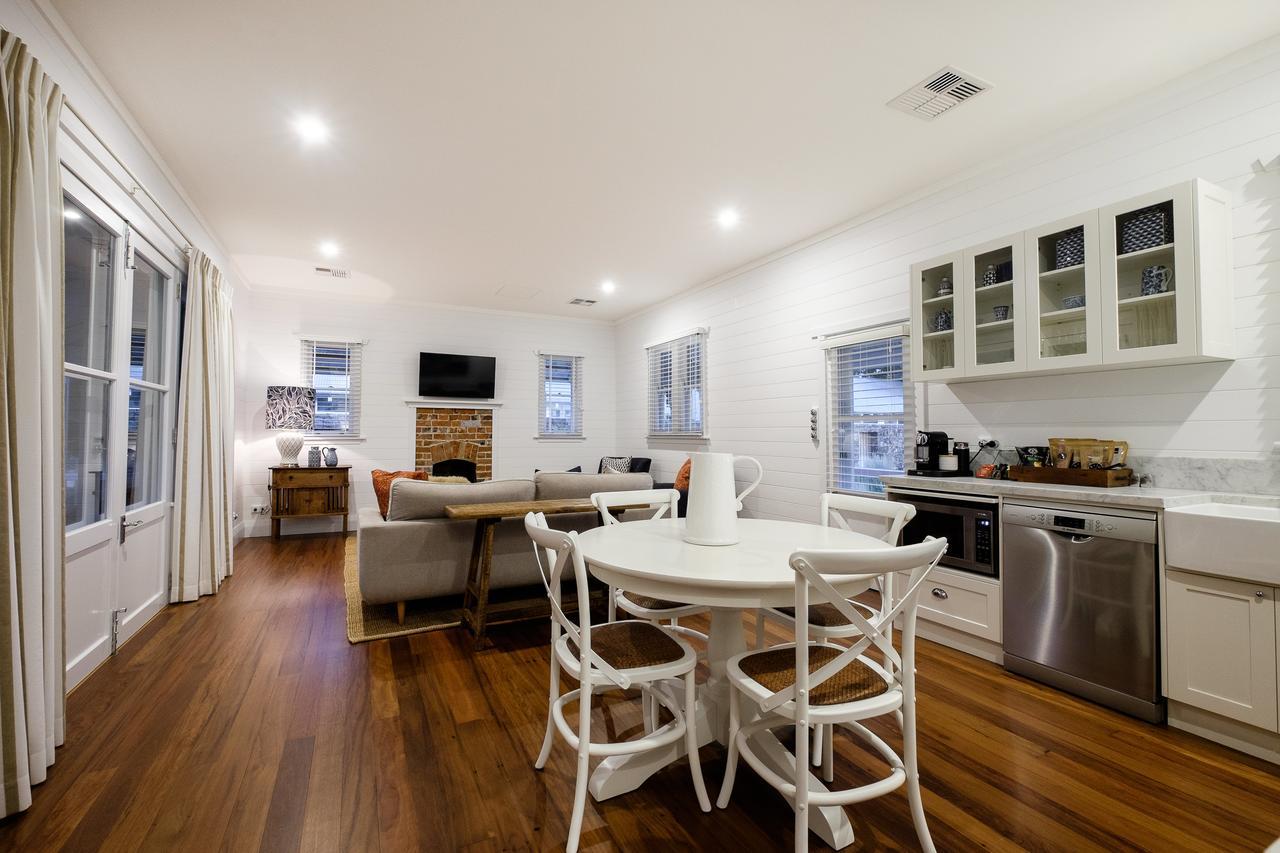 Goonoo Goonoo Station Hotel Tamworth Bagian luar foto The kitchen and living room of a typical apartment