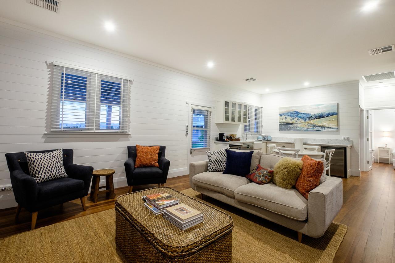 Goonoo Goonoo Station Hotel Tamworth Bagian luar foto The interior of a typical apartment at the hotel