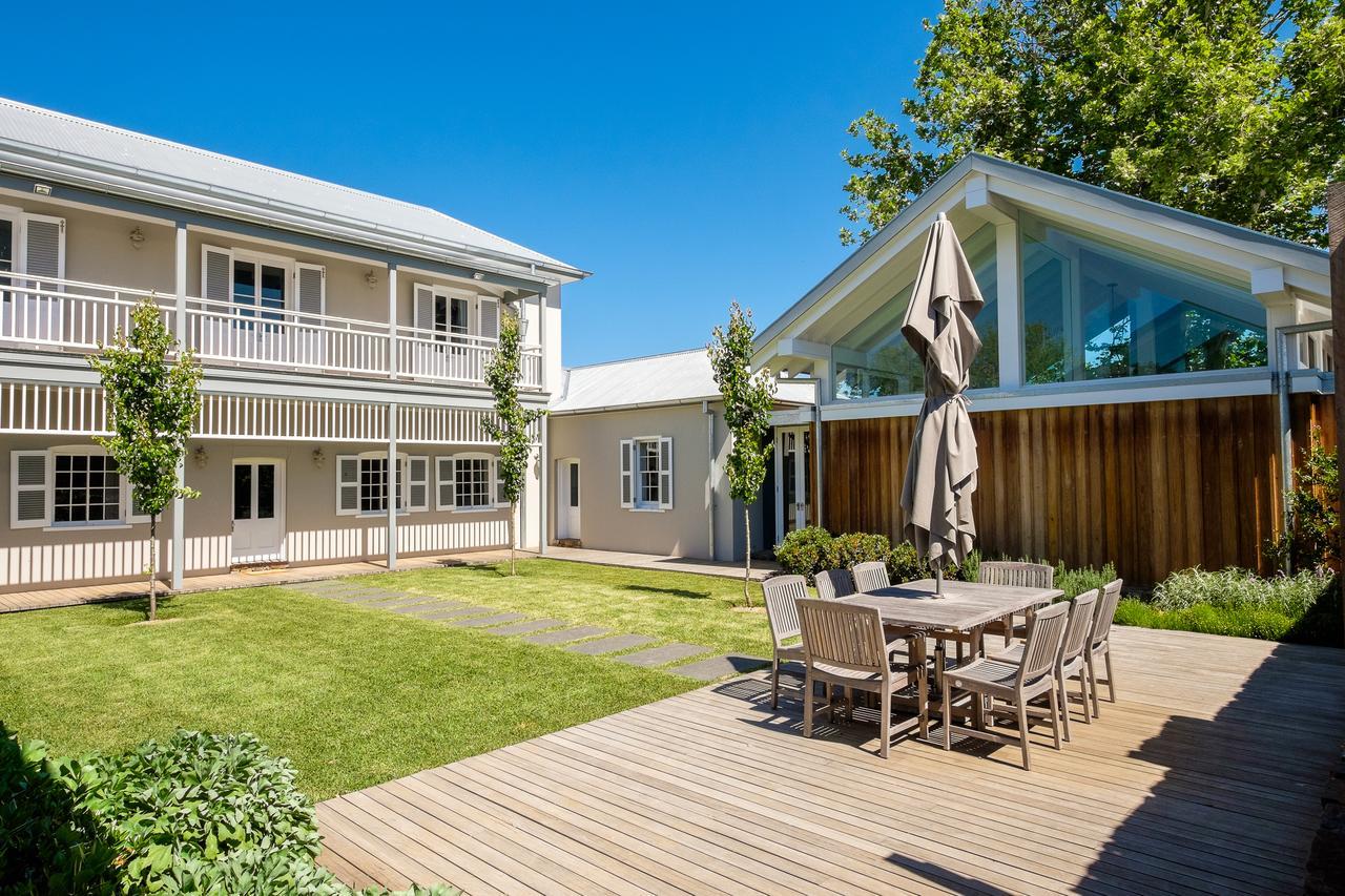 Goonoo Goonoo Station Hotel Tamworth Bagian luar foto The courtyard at the hotel