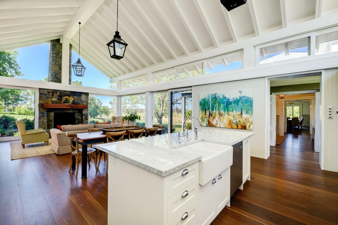 Goonoo Goonoo Station Hotel Tamworth Bagian luar foto Interior of a home in the San Francisco Bay Area
