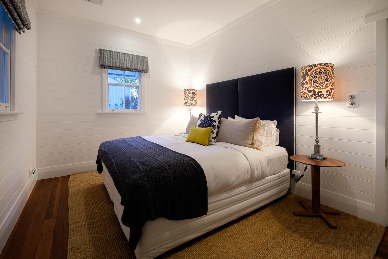 Goonoo Goonoo Station Hotel Tamworth Bagian luar foto A bedroom at the hotel