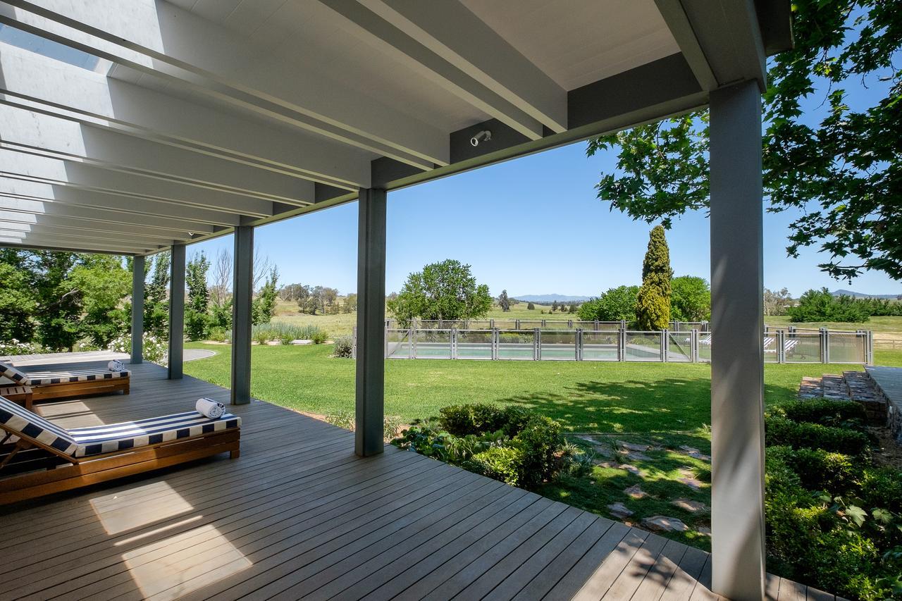 Goonoo Goonoo Station Hotel Tamworth Bagian luar foto The deck at the clubhouse