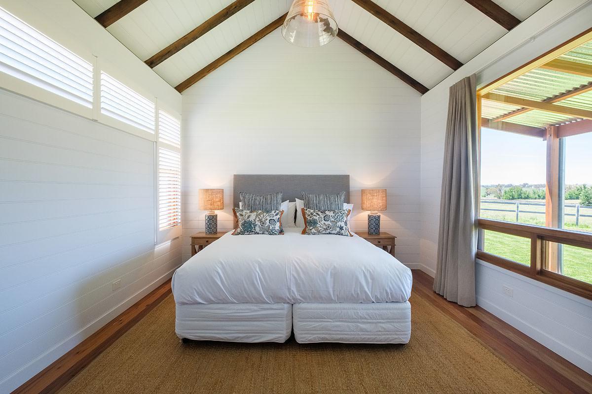 Goonoo Goonoo Station Hotel Tamworth Bagian luar foto A bedroom at the Lodge at the Hunter Valley