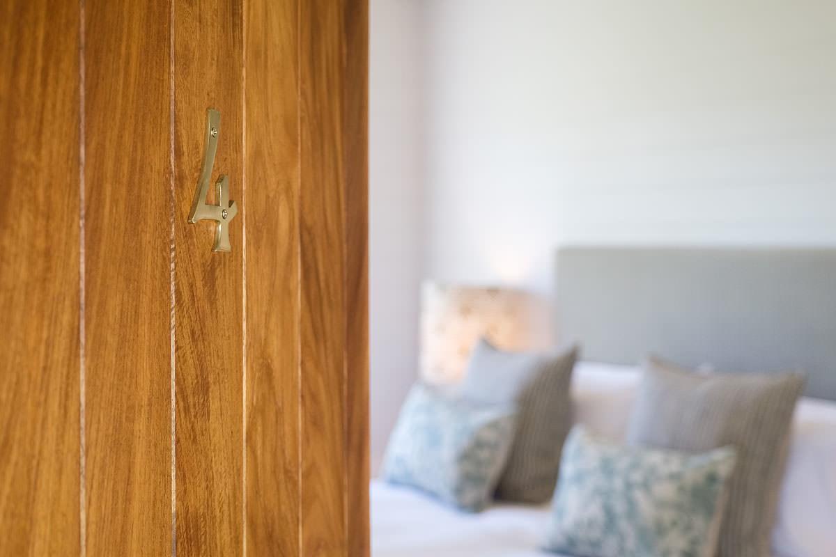 Goonoo Goonoo Station Hotel Tamworth Bagian luar foto A bedroom at the hotel