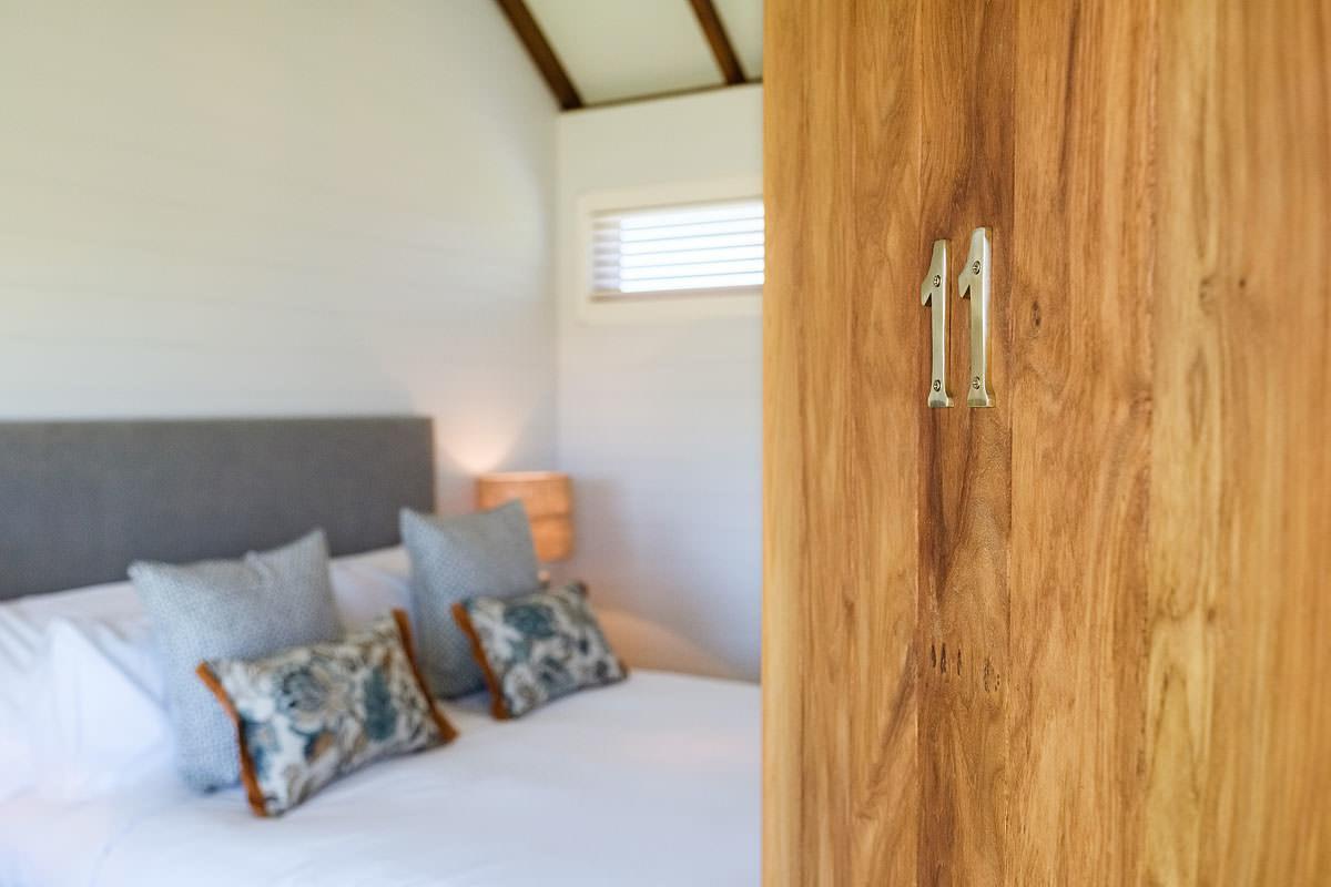 Goonoo Goonoo Station Hotel Tamworth Bagian luar foto A bedroom at the lodge