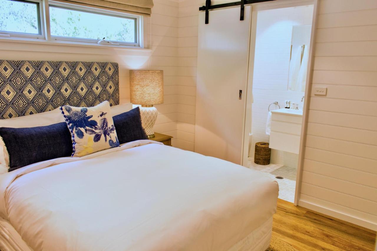 Goonoo Goonoo Station Hotel Tamworth Bagian luar foto A bedroom with a sliding barn door