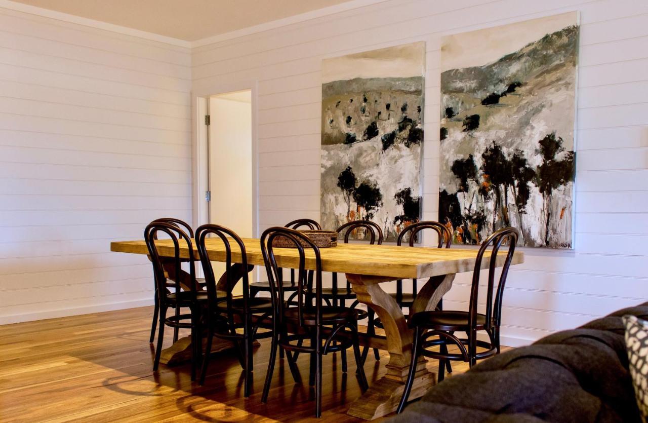 Goonoo Goonoo Station Hotel Tamworth Bagian luar foto A dining room with a Thonet chair set