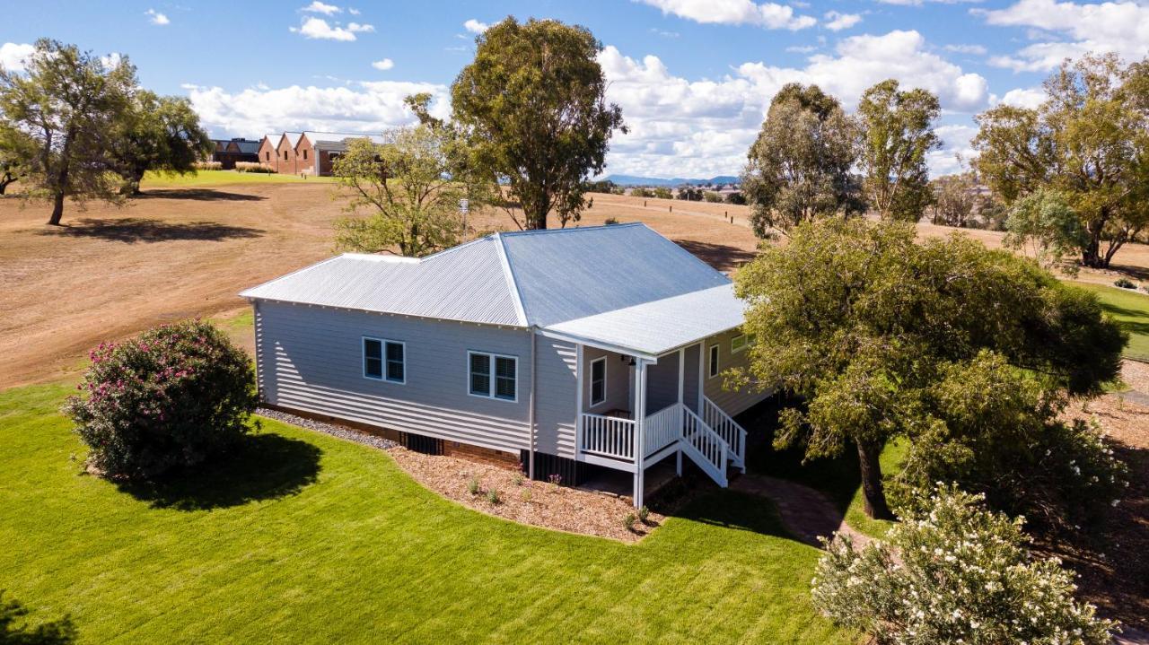 Goonoo Goonoo Station Hotel Tamworth Bagian luar foto The former school at the Old Scotch College, now a private residence